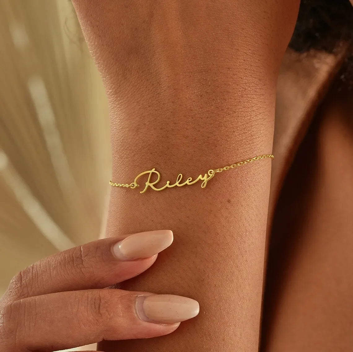 Pulseira com nome dourada