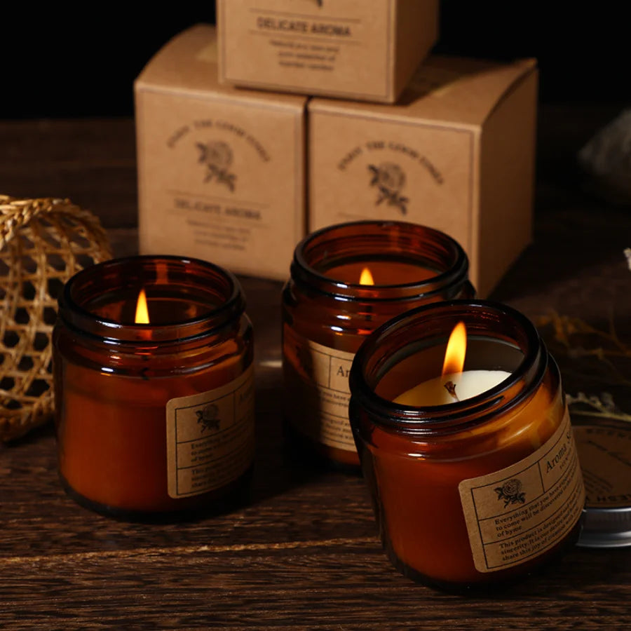 Vela perfumada em frasco âmbar acesa