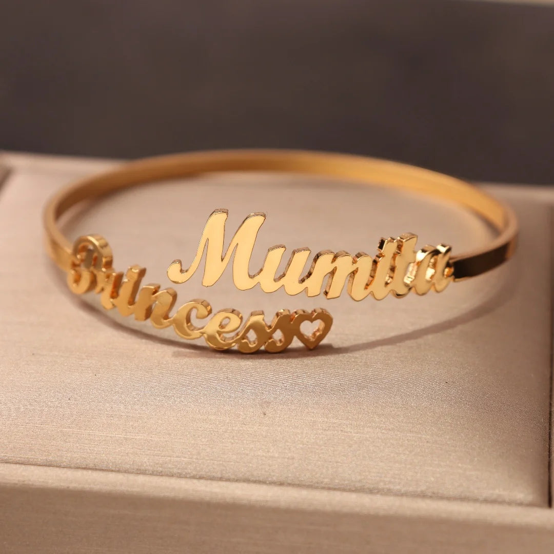 Pulseira rígida com nome