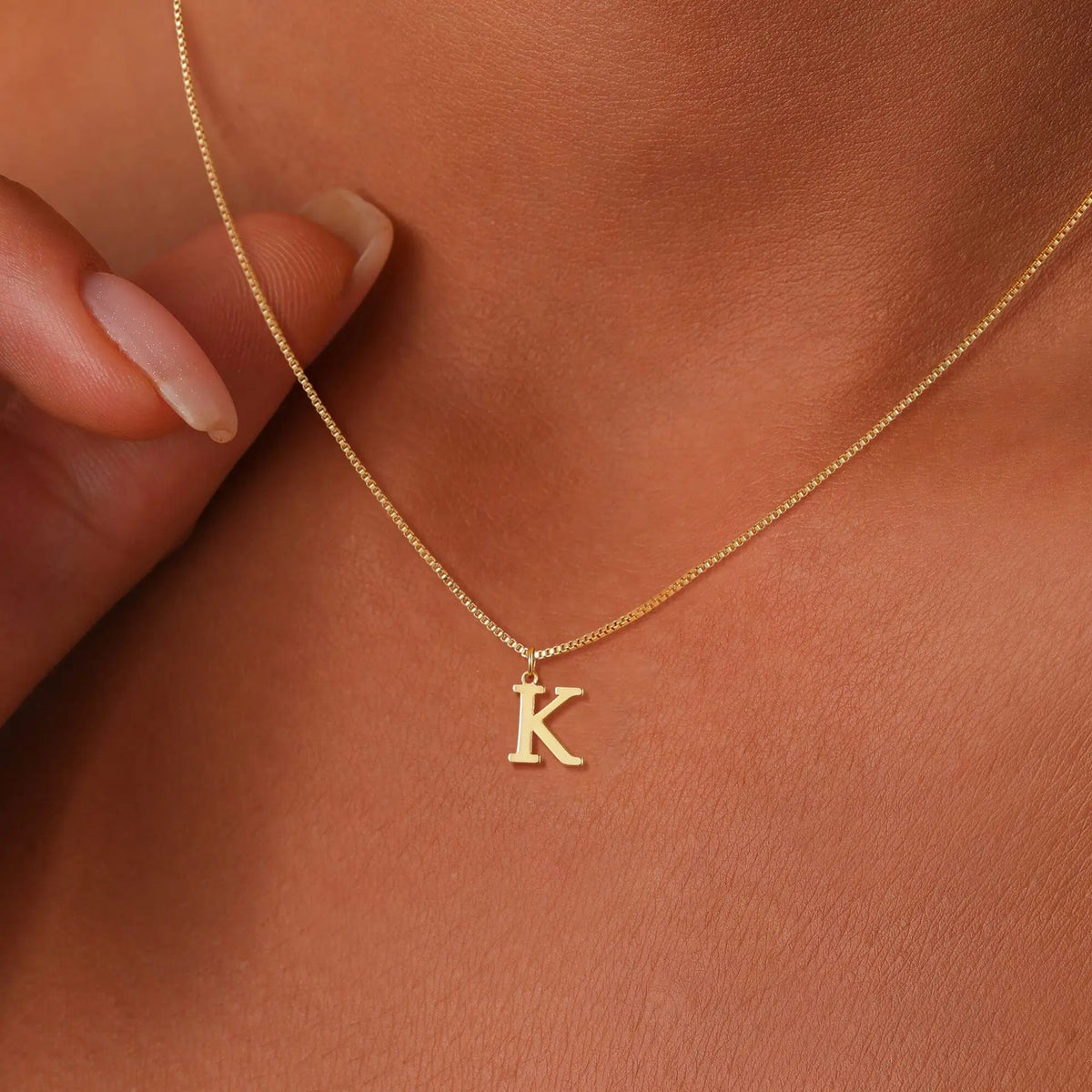 Colar com inicial K ao pescoço