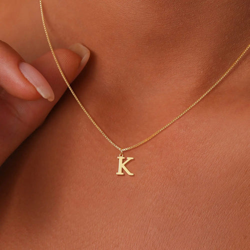 Colar com inicial K ao pescoço