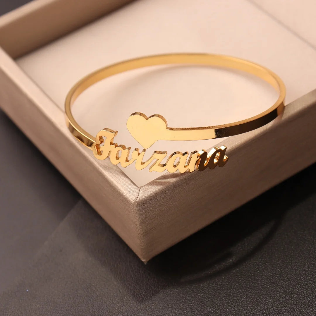 Pulseira rígida com nome