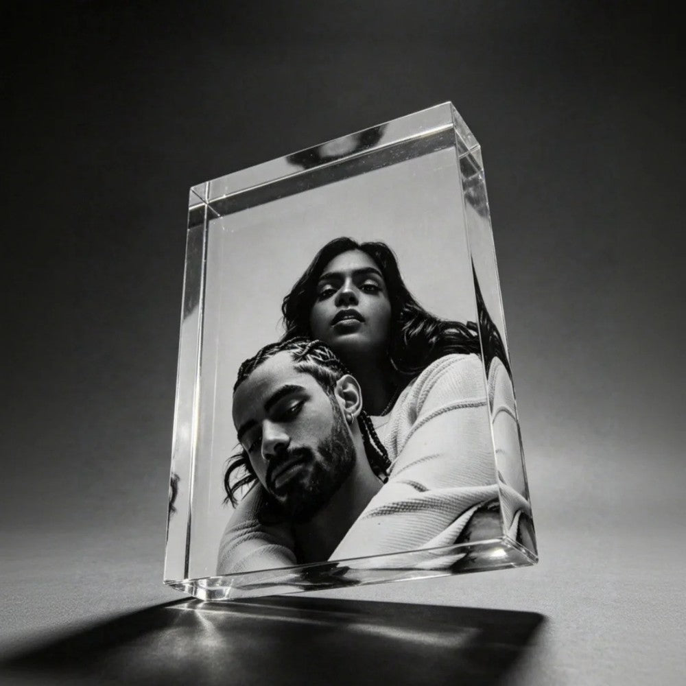 Bloque de acrílico con fotografía sobre fondo oscuro