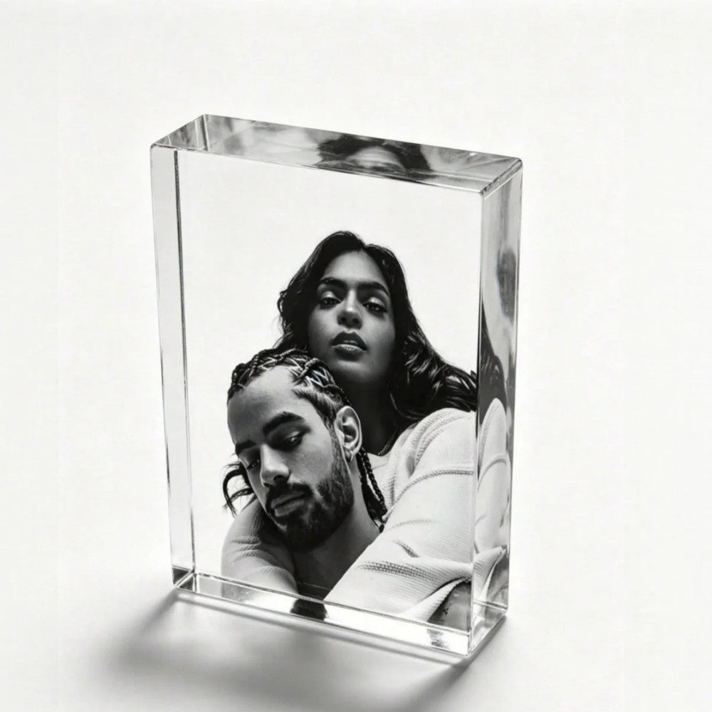 Bloque de acrílico transparente con una fotografía de una pareja