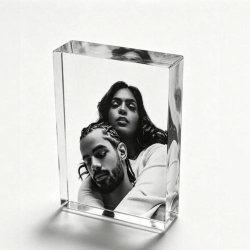 Bloque de acrílico transparente con una fotografía de una pareja
