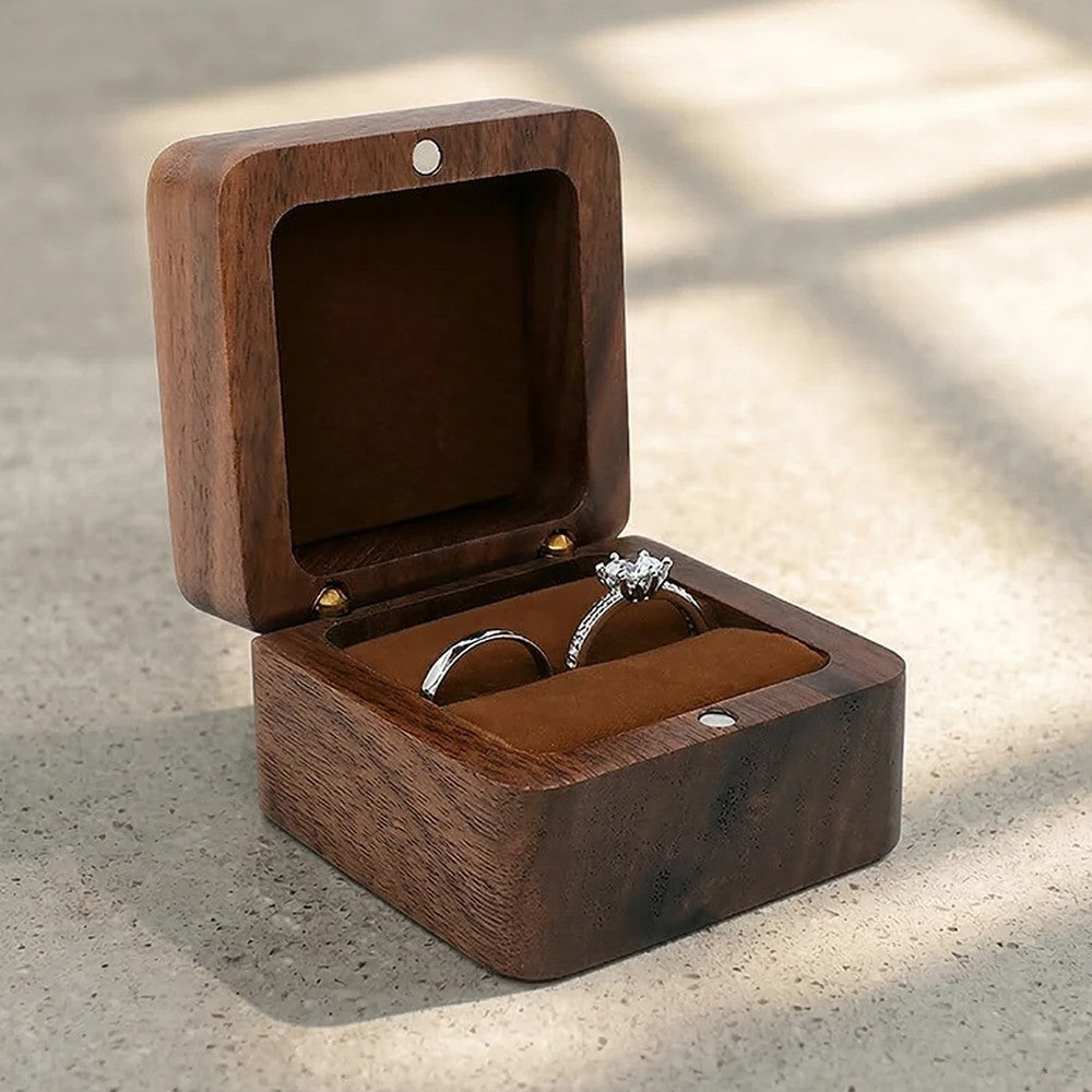 Caja de madera abierta, interior marrón con una ranura