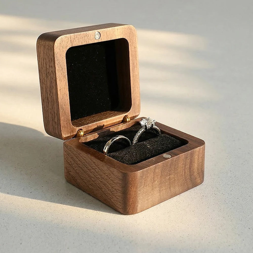 Caja de madera abierta, interior negro con una ranura