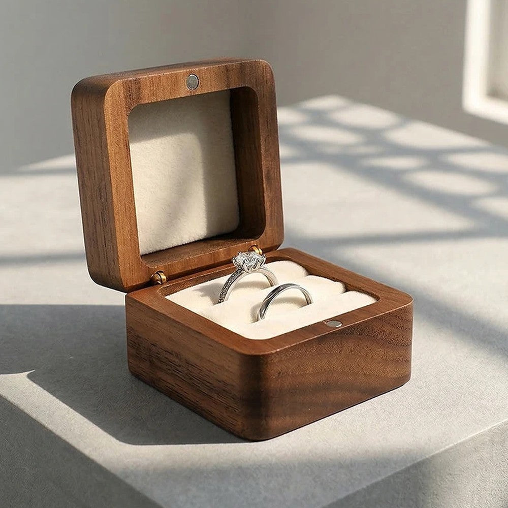 Caja de madera abierta, interior beige con dos ranuras
