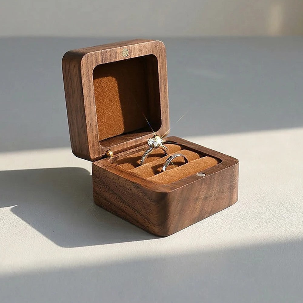 Caja de madera abierta, interior marrón con dos ranuras