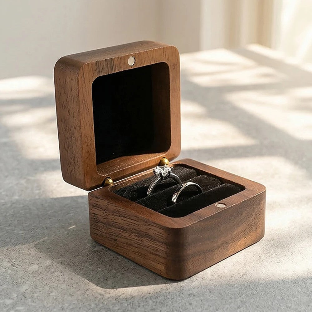 Caja de madera abierta, interior negro con dos ranuras