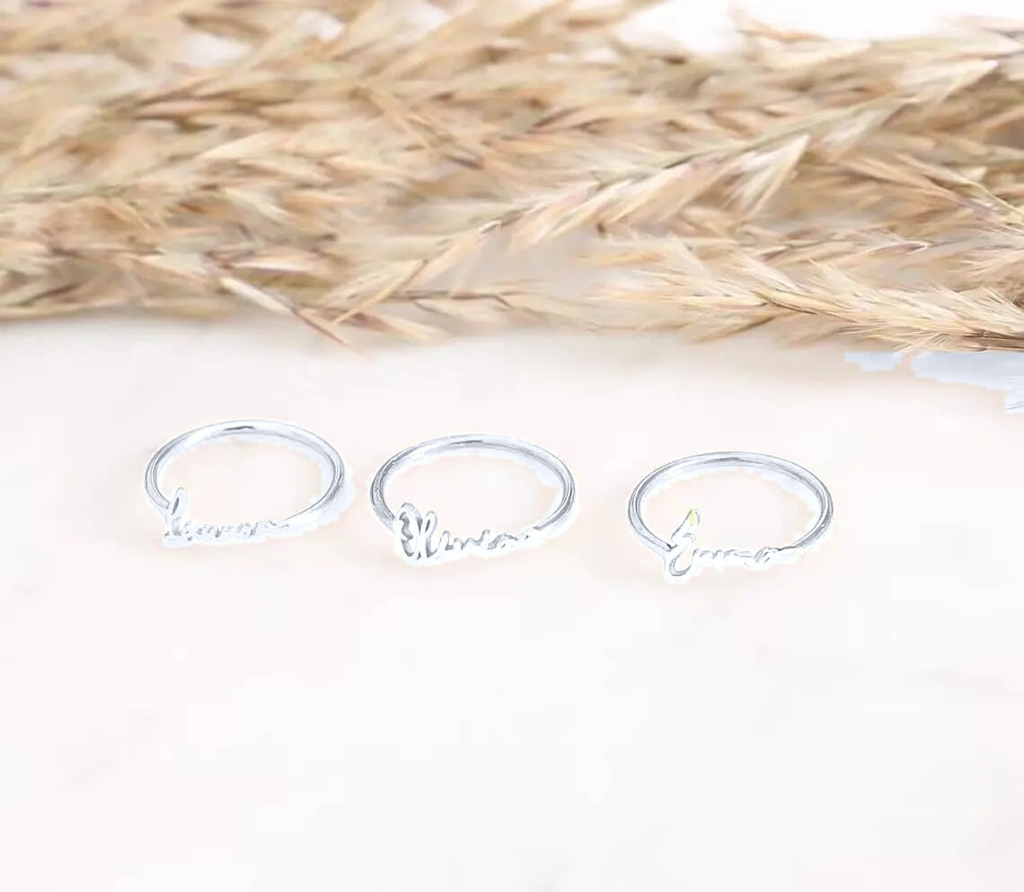Tres anillos con nombre plateados (color ajustado en la foto)