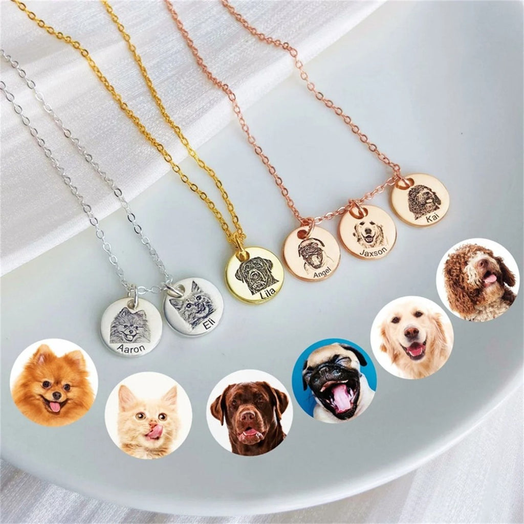 Necklaces with engraved portraits of dogs and cats, in gold, silver and rose gold