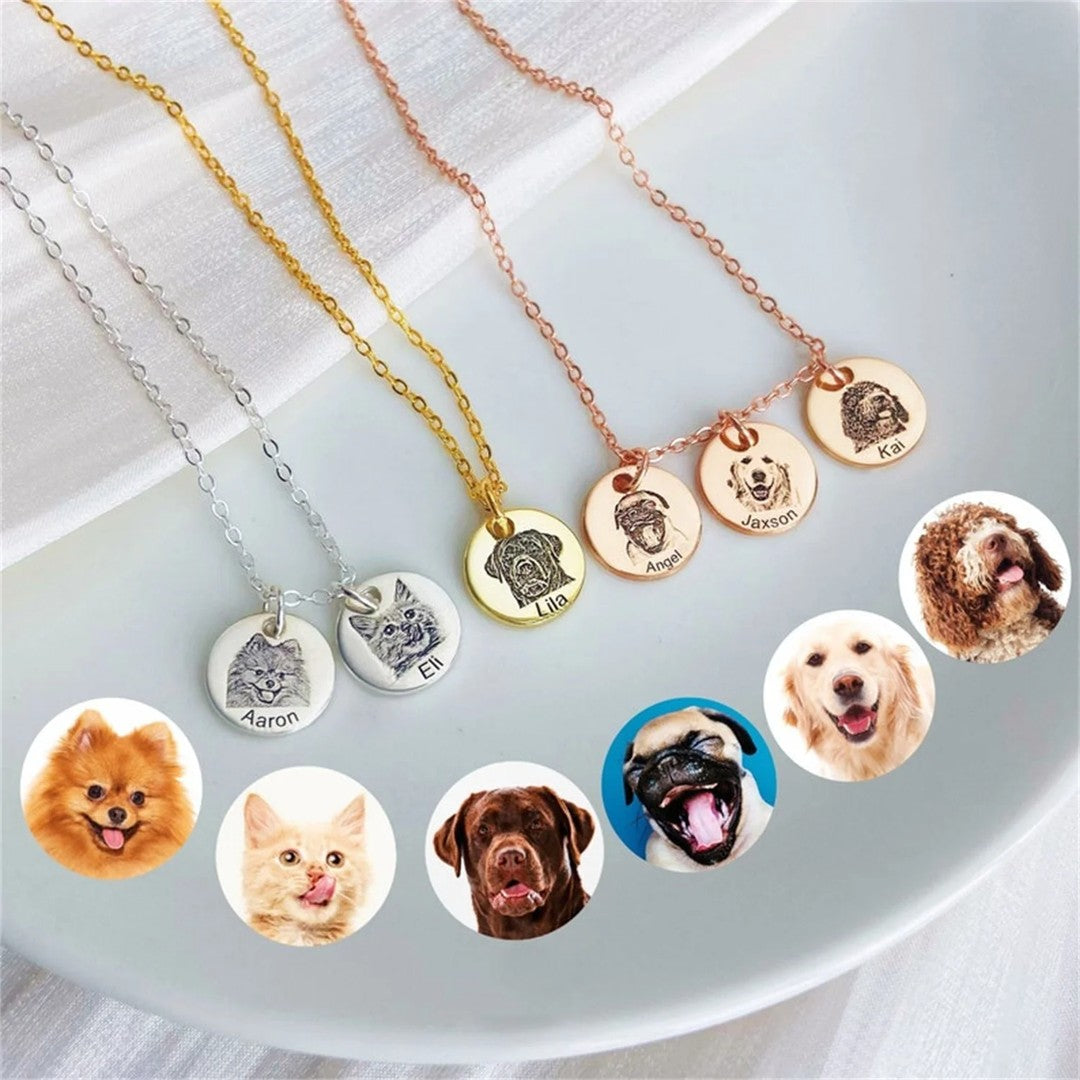 Necklaces with engraved portraits of dogs and cats, in gold, silver and rose gold