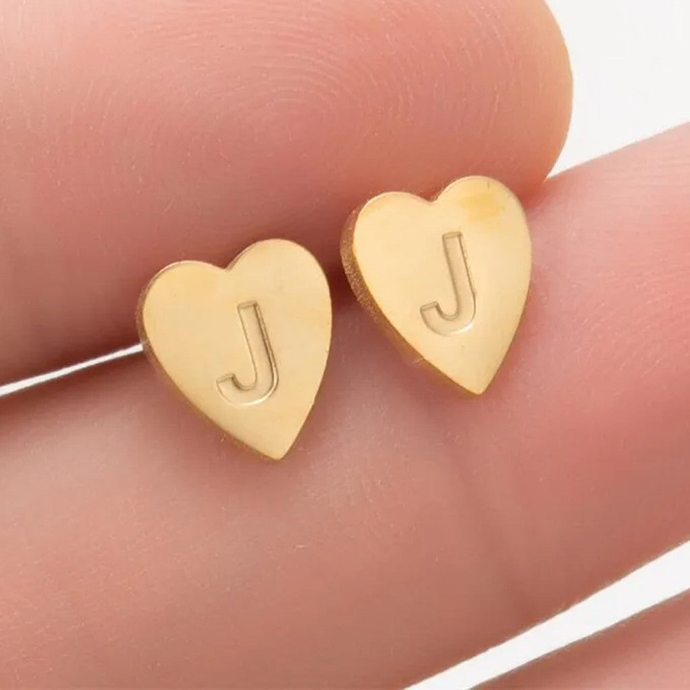 Pendientes dorados en forma de corazón con la inicial J
