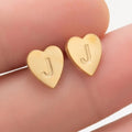 Pendientes dorados en forma de corazón con la inicial J