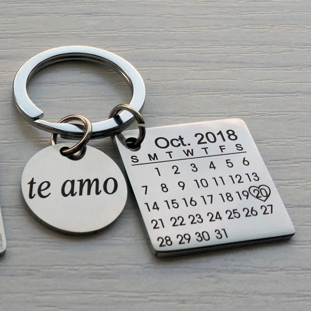 Calendar keychain with «te amo» on the round tag