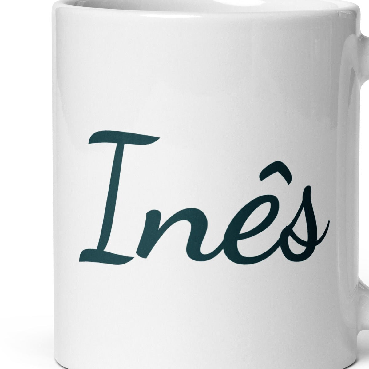 Detalle del nombre Inês impreso en la taza