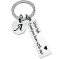 Llavero de acero con la placa «Drive safe, I need you here with me» y la medalla con la inicial A