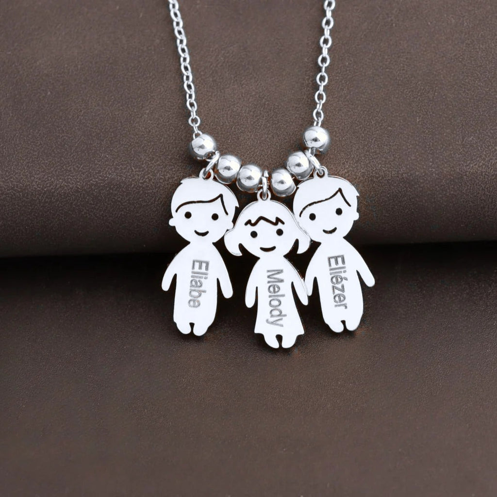 Colar da mãe prateado com 3 figuras gravadas (cor ajustada na fotografia)