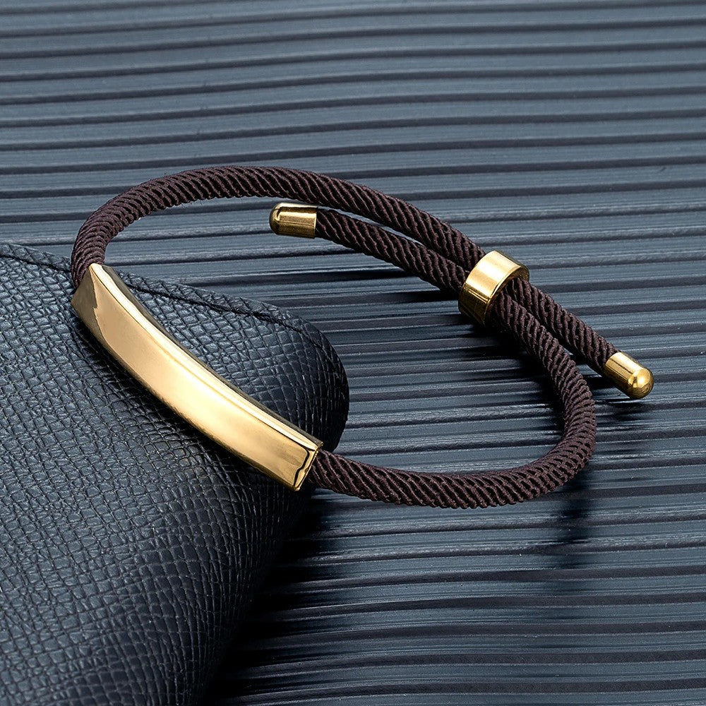 Pulsera de cordón marrón con la placa dorada