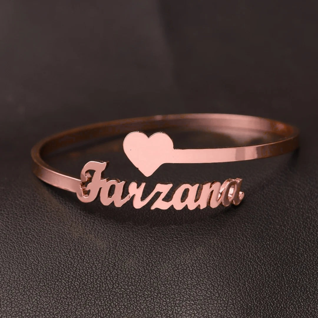 Rose bangle with one name and a heart (colour adjusted in the photo)
