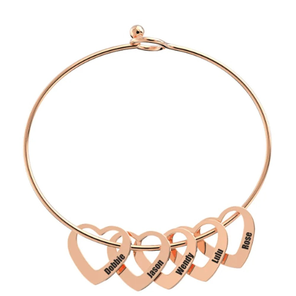 Pulseira rígida rosa com seis corações gravados com nomes
