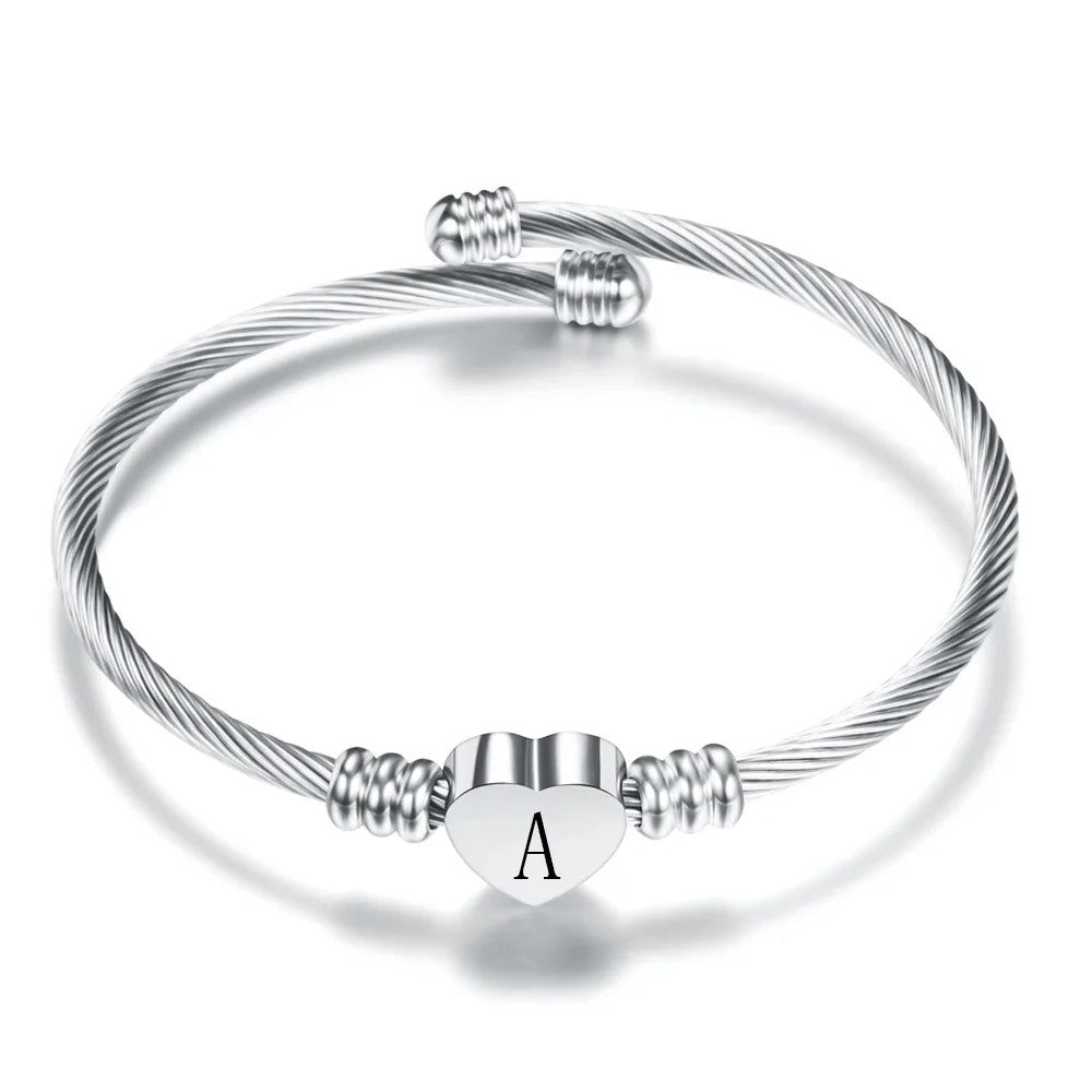 Pulseira rígida prateada com a inicial A no coração