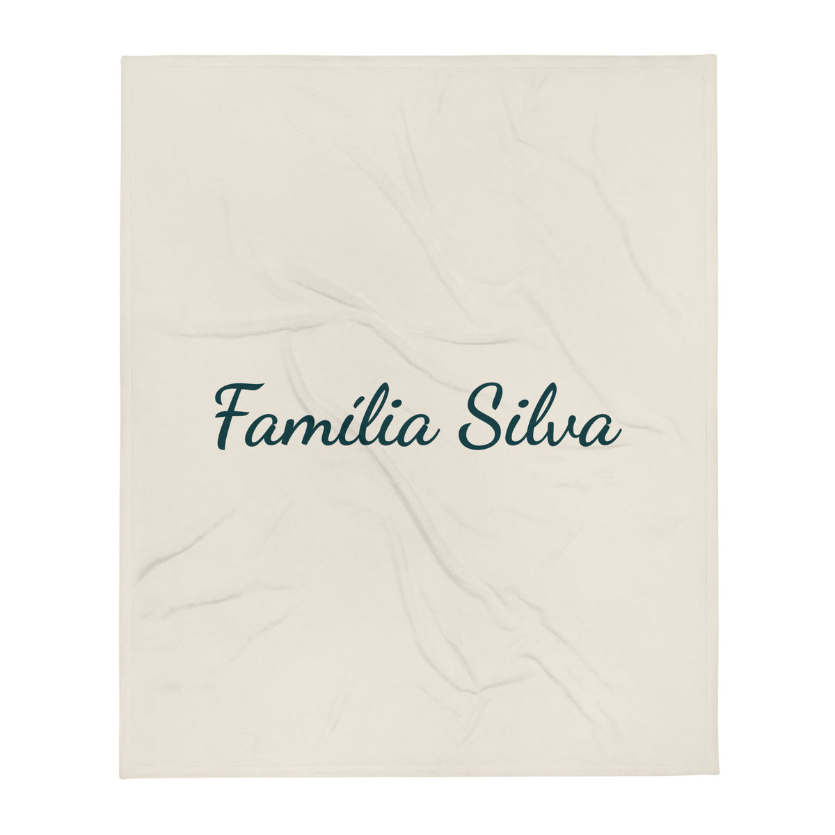 Manta color crema con Família Silva en letra manuscrita verde
