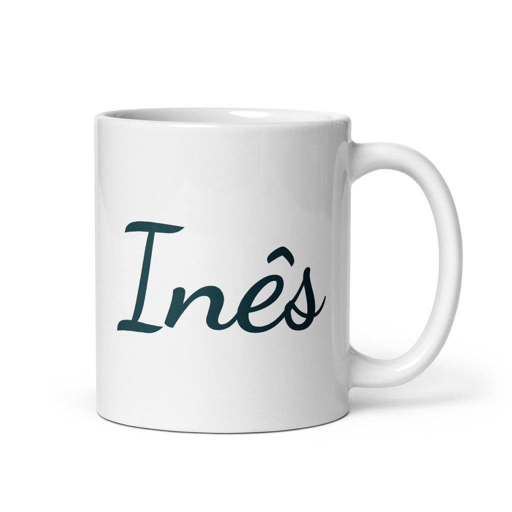 Taza blanca con el nombre Inês en letra manuscrita verde