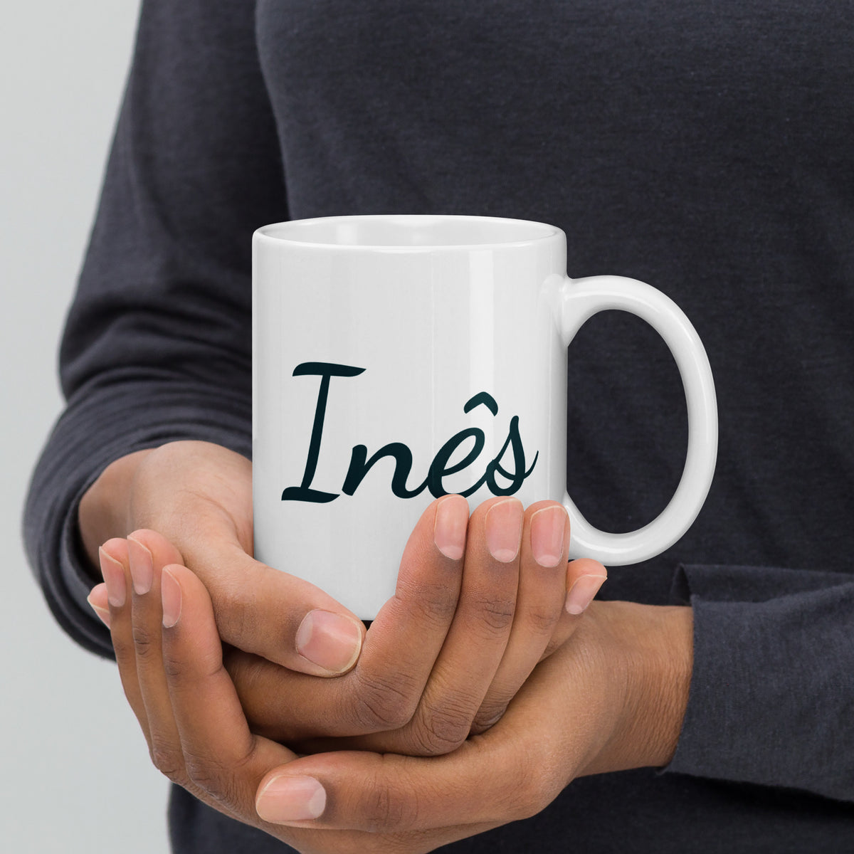 Taza personalizada con nombre en las manos